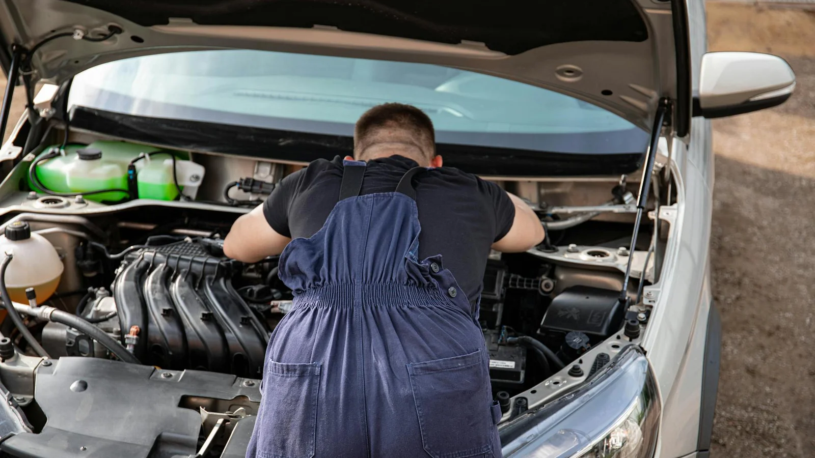Mechanik diagnostikuje problém s DSG