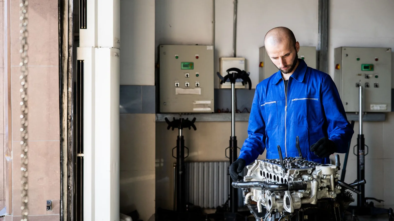 Vozidlo s převodovkou DSG stojící na místě, motor při zastavení zhasíná