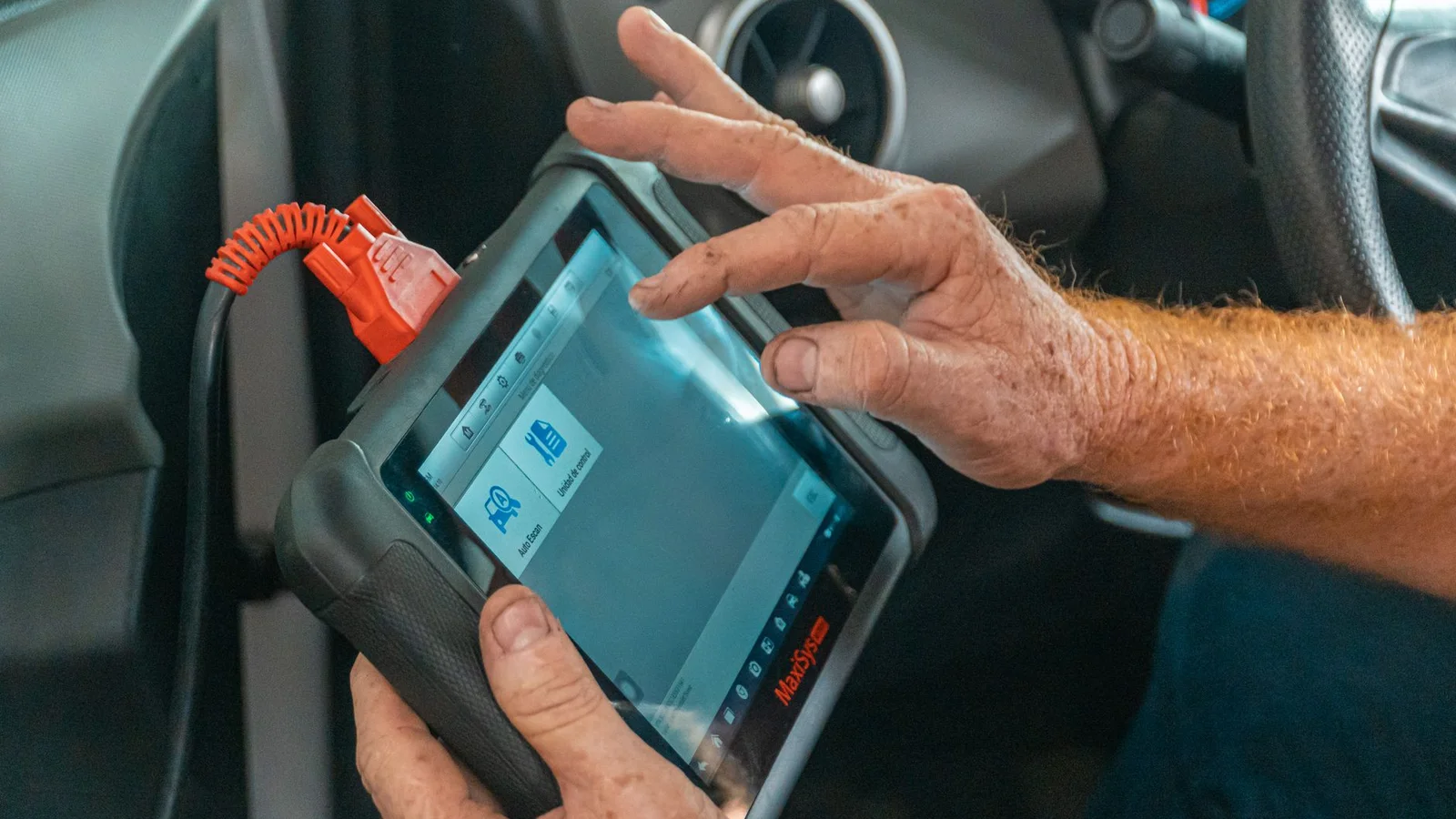 DSG mechatronika s diagnostickým zařízením a chybovým kódem P2711 na displeji