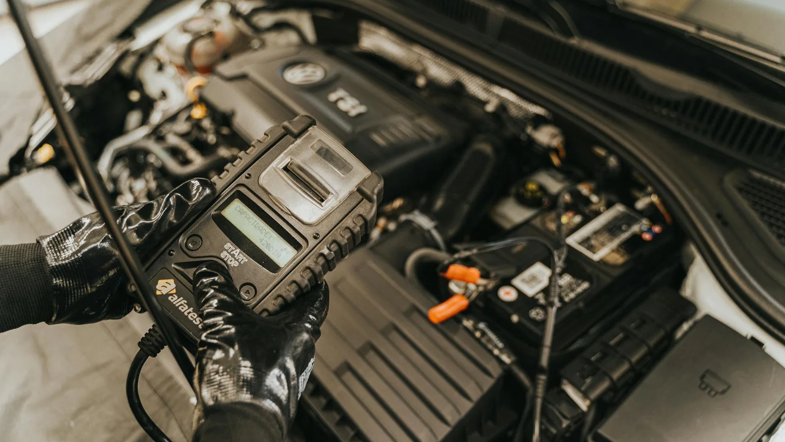 OBD2 diagnostický přístroj zobrazující DSG chybový kód P0841 na vozidle