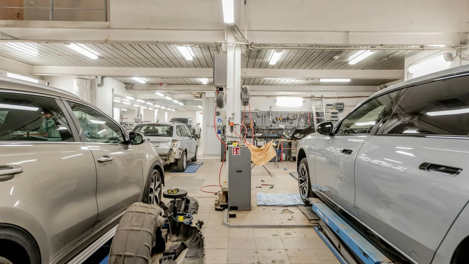 Údržba převodovky DSG – mechanik kontroluje převodový olej a mechatroniku