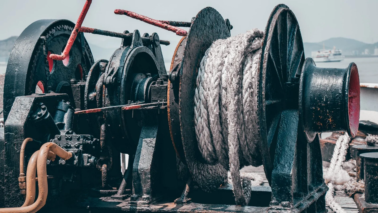 Vymontované hydraulické čerpadlo převodovky DSG na dílenském stole