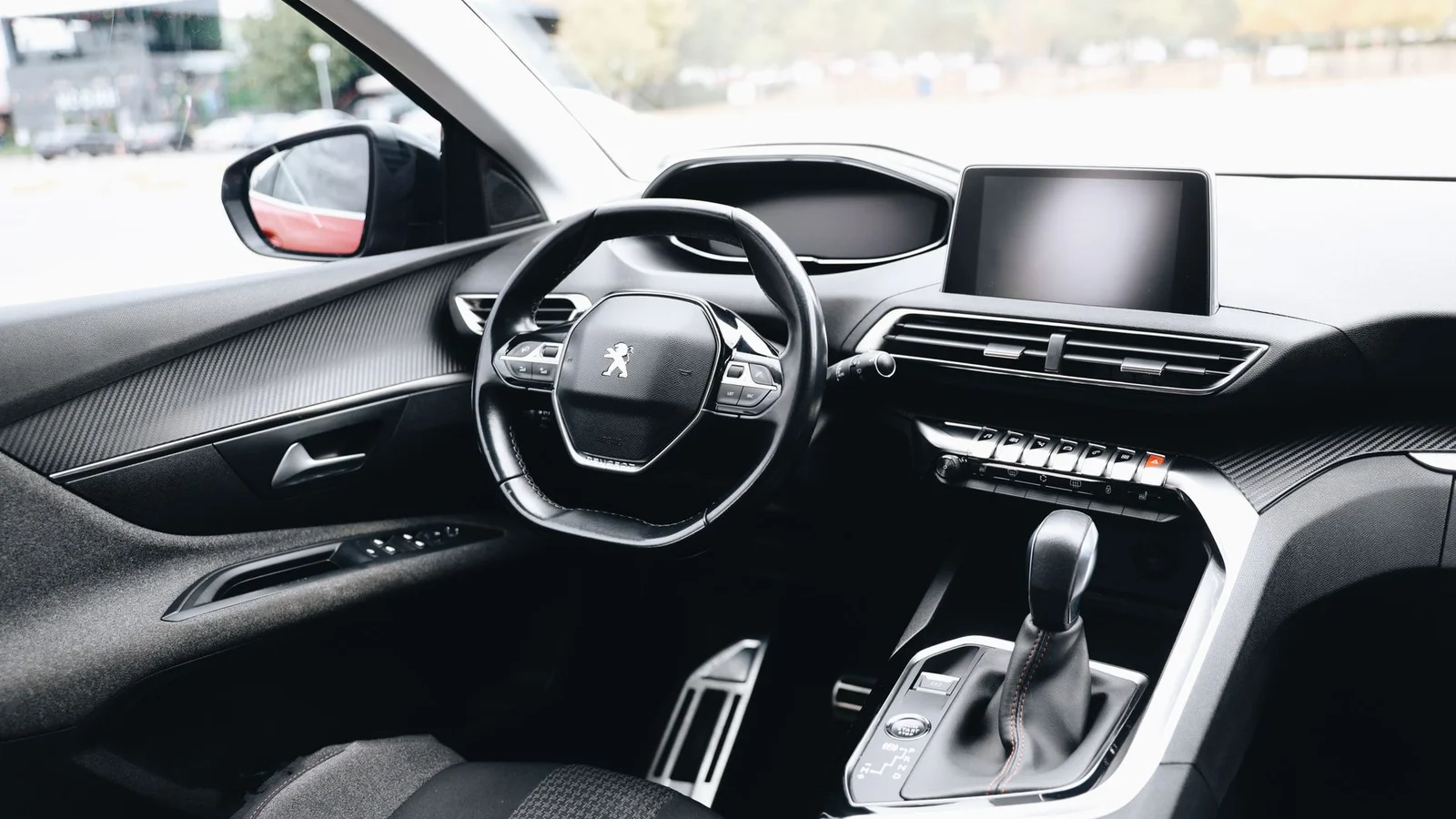 Převodovka Ford PowerShift s vymontovanou mechatronikou na dílenském stole