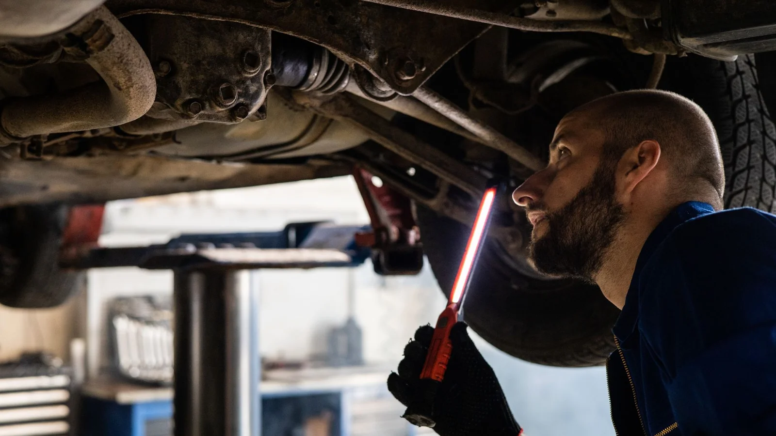 VW CC s převodovkou DQ250 DSG na servisním zvedáku při diagnostice
