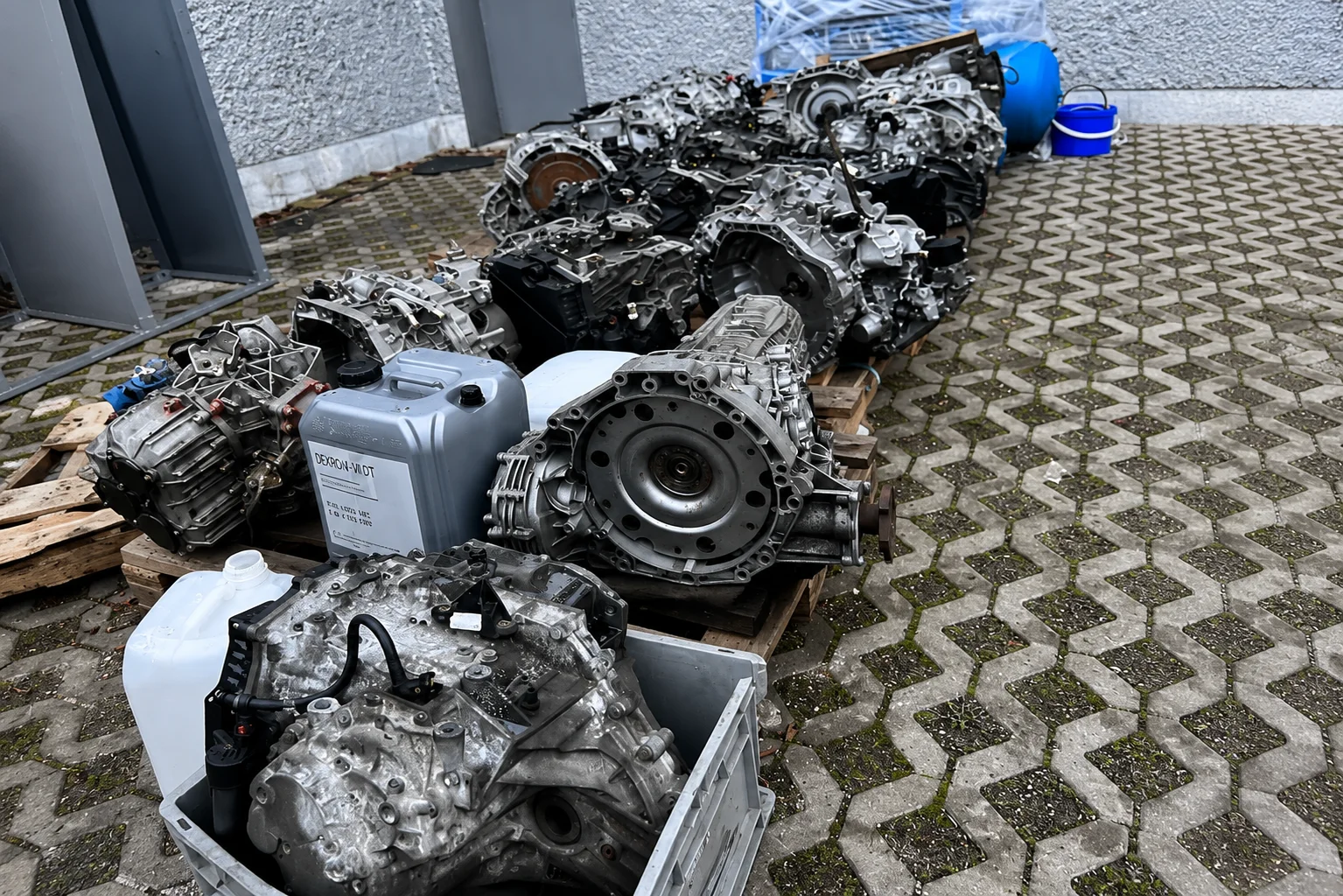 Spojky, hydraulický blok i řídicí jednotka — vše pod jednou střechou